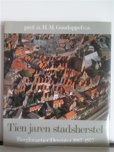 Book cover 201408060956: GOUDAPPEL H.M. Prof ir | Tien jaren stadsherstel. Bergkwartier Deventer 1967-1977