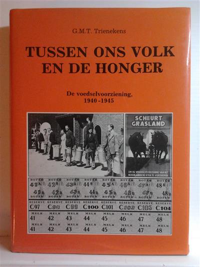 Book cover 201409082342: TRIENEKENS Gerard M.T. | Tussen ons volk en de honger. De voedselvoorziening, 1940-1945